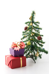 Fototapeta na wymiar gift box and christmas tree