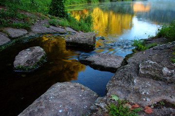 Reflexion in einem ruhigen kleinem Fluss