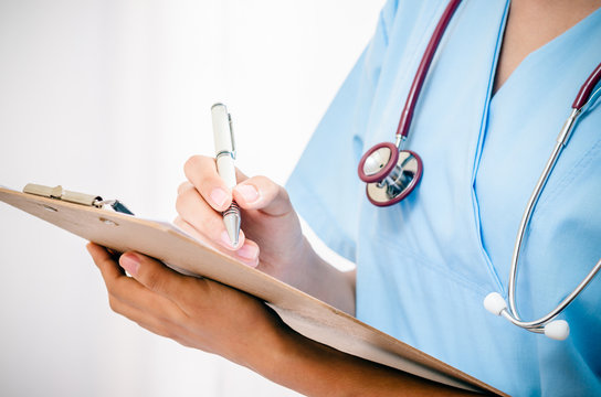 medical student train recording patient&rsquo;s information 