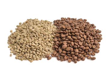 Geröstete und ungeröstete Kaffeebohnen