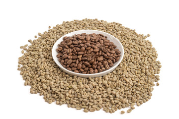 Geröstete und ungeröstete Kaffeebohnen