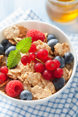 healthy breakfast with cornflakes and berry