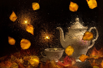 Obraz na płótnie Canvas Teestillleben hinten einem nassem Glas