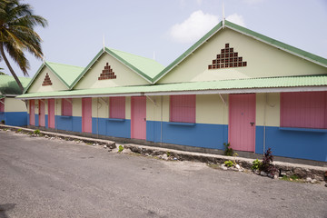 Fototapeta na wymiar Bunte Häuser in der Karibik