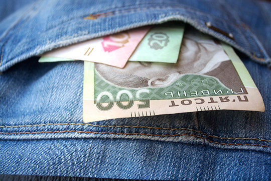 Money in the pocket of jeanse