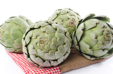 Obraz premium Fresh artichokes on burlap