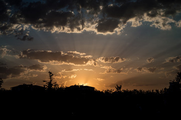 Şehir siluetli bulutlu gün batımı manzarası
