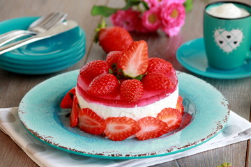 cheesecake with strawberries