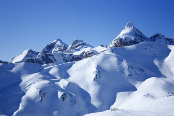 Fototapeta na wymiar Montañas nevadas en la estación de esquí de Formigal