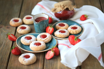 Печенье с клубничным джемом и арахисовым маслом