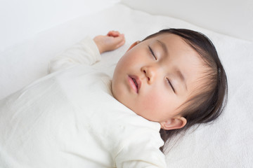 Fototapeta na wymiar 子供の寝顔