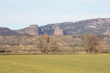 Obraz premium Montañas y campos de Huesca