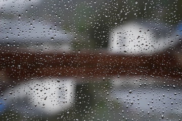 Regentropfen an einer Fensterscheibe