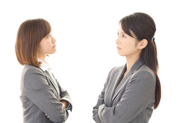 喧嘩をする女性