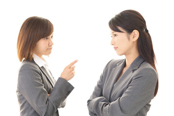 喧嘩をする女性