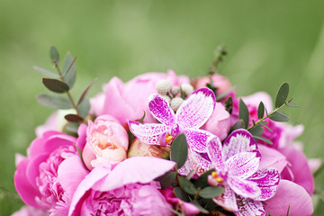 Naklejka premium Pink wedding bouquet with peony