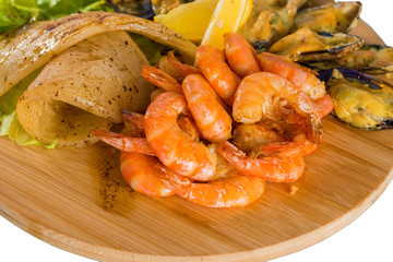 Shrimps, mussels, fish with lemon
