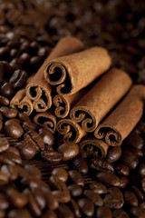 Obraz na płótnie Canvas Canella sticks and coffee beans