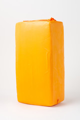 сыр в вакуумной упаковке на белом фоне