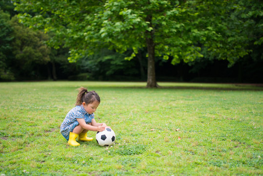 サッカーボールで遊ぶ女の子 - Powered by Adobe