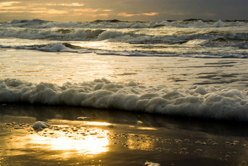 Orilla de costa oceánica al amanecer, Uruguay.