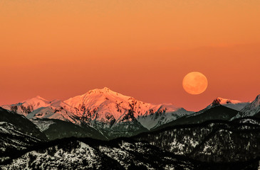Ocaso de Luna llena al amanecer. Patagonia Argentina. - obrazy, fototapety, plakaty