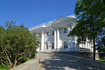 Obraz premium ST. PETERSBURG, RUSSIA - JULY 11, 2014: Yelagin Palace in the su