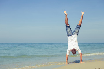 Obraz premium Happy man jumping on the beach