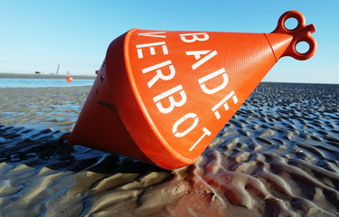Boje Nordsee Strand bei der Ebbe, Badeverbot