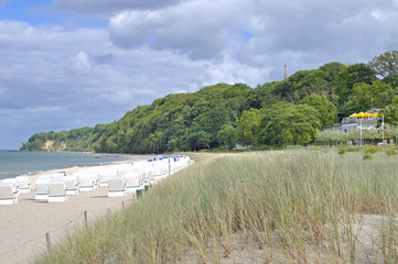 Fototapeta na wymiar Strand von Göhren mit Nordperd Steilküste