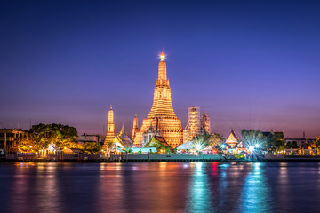 Obraz premium Landscape of Wat Arun at twilight time. A Buddhist temple located along the Chao Phraya river in Bangkok , Thailand