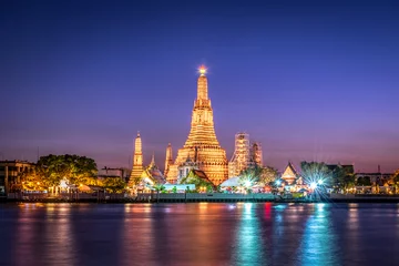 Foto op Plexiglas Landscape of Wat Arun at twilight time. A Buddhist temple located along the Chao Phraya river in Bangkok , Thailand © 9tiw