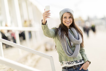 Obraz na płótnie Canvas Young woman taking selfie
