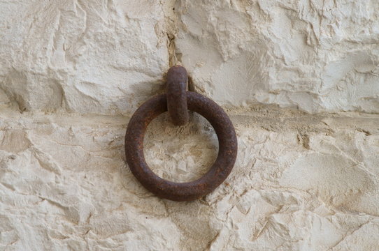  Vecchio anello di ferro fissato nella pietra