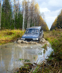 Obraz na płótnie Canvas Off-road vehicle overcomes swamp