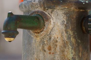 Vecchio rubinetto di una fontana 