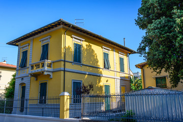 Antica Villa Signorile, ingresso cancello siepe, giallo