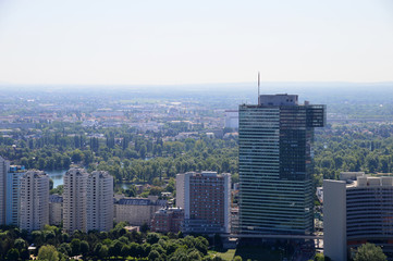 Blick über Wien mit Hochhäuser