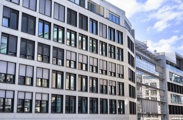 Fassade eines modernen Bürogebäudes in Hamburg, Deutschland