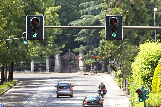 Green Street Light  With Traffic