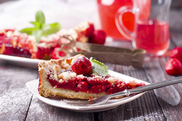 tart with ripe strawberries