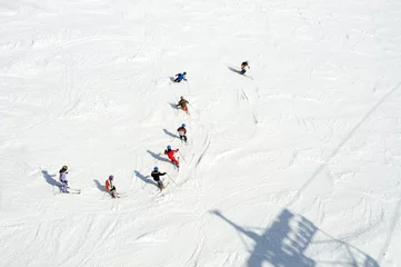 Foto op Plexiglas Skikurs, Kinder fahren hinter dem Skilehrer her © topshots