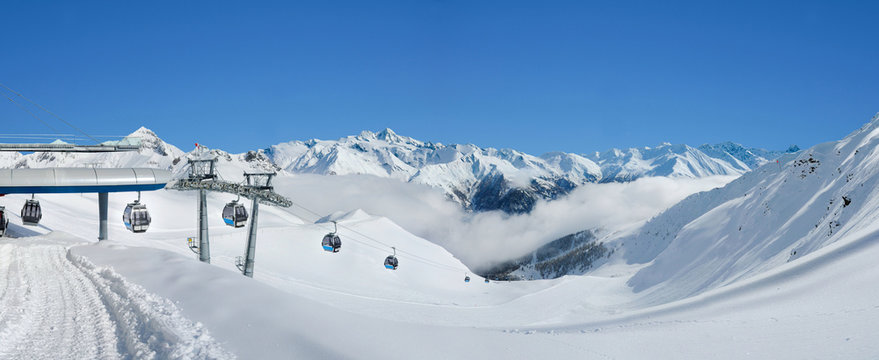 Skigebiet mit Seilbahn