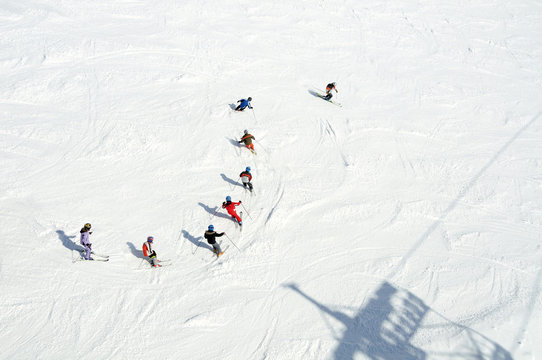 Skikurs, Kinder fahren hinter dem Skilehrer her