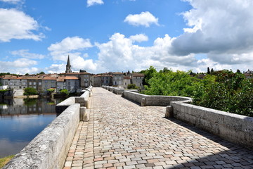 Fototapeta na wymiar Ancien pont de Confolens, en Charente