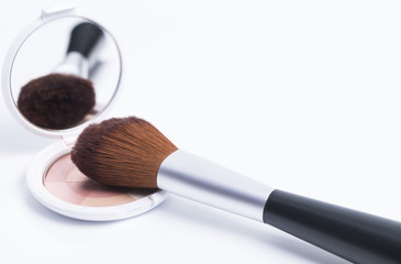 Make-Up Dose und Pinsel