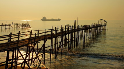 Bambus-Bootsanlegesteg am Meer in Java im Morgenlicht