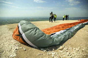 Deurstickers De paraglider die de uitrusting klaarmaakt voor de lancering © sezer66
