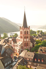 Obraz premium Die Kirche St. Peter von Bacharach am Rhein im Gegenlicht