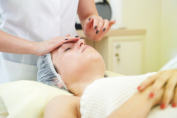 Obraz na płótnie Canvas woman getting facial massage